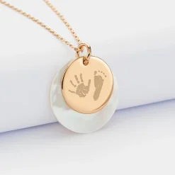 Pendentif personnalisé breloque nacre 25 mm et médaille gravée plaqué or 19 mm