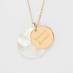 Pendentif personnalisé breloque nacre 25 mm et médaille gravée plaqué or 19 mm