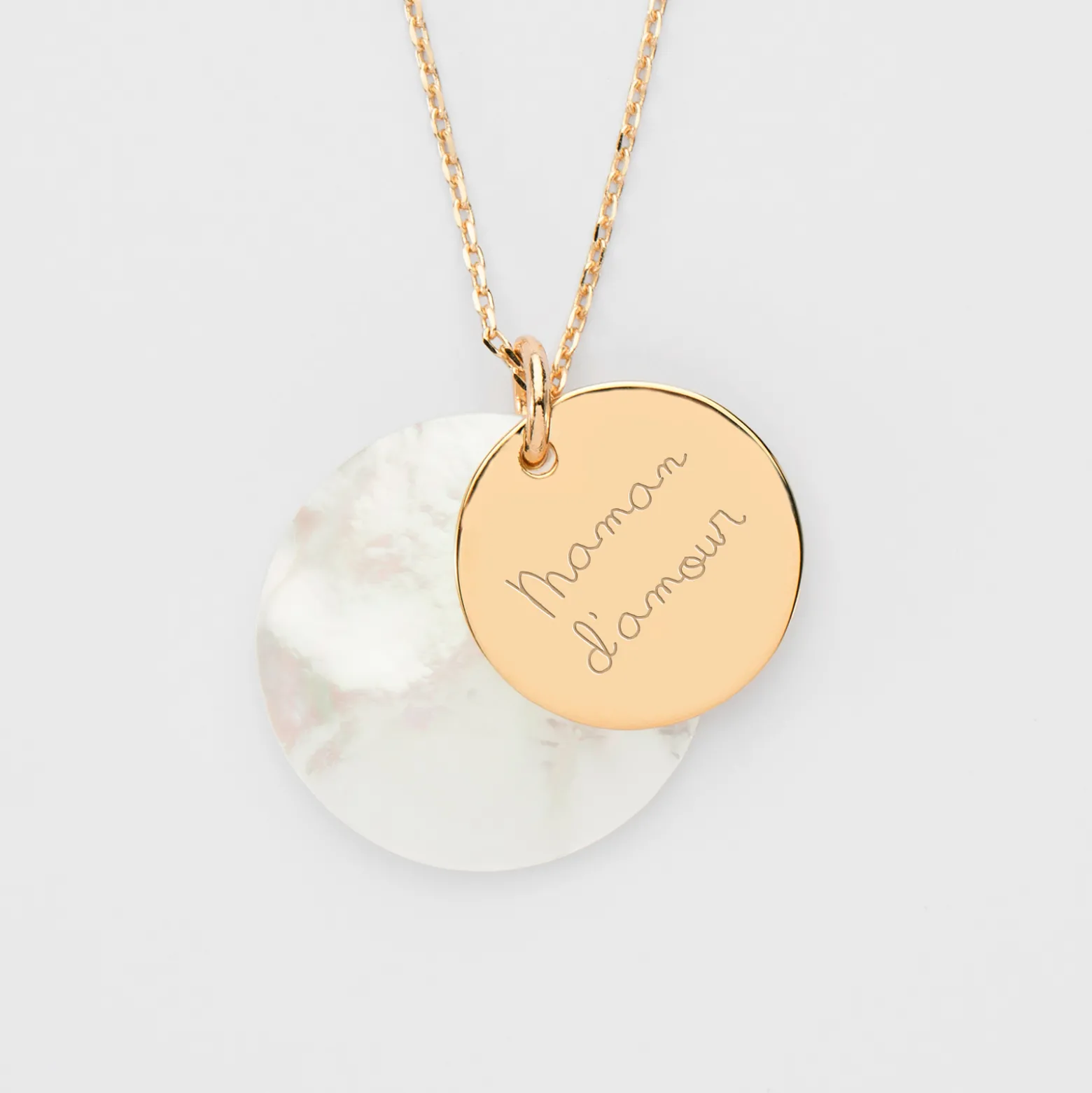 Pendentif personnalisé breloque nacre 25 mm et médaille gravée plaqué or 19 mm