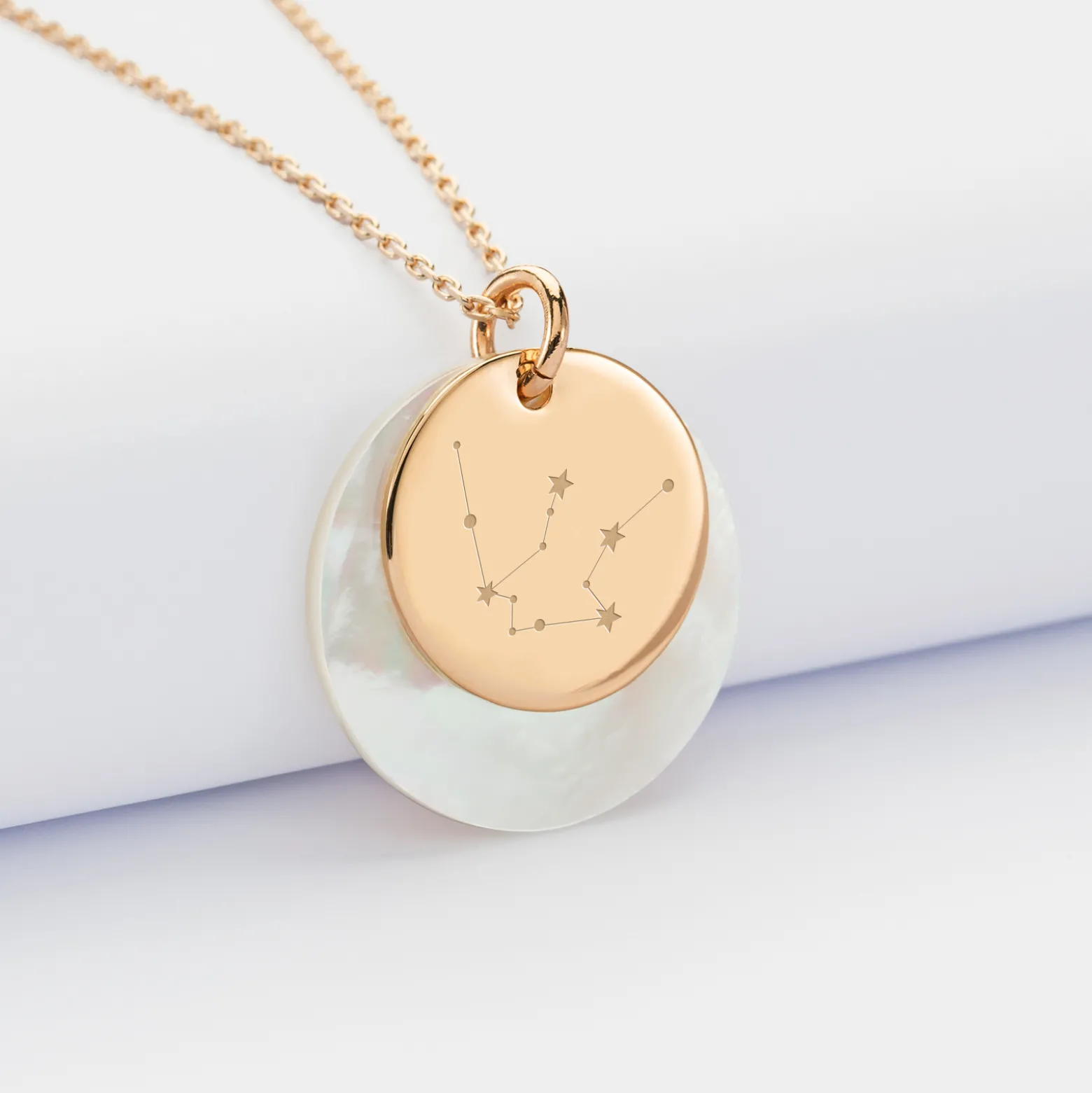 Pendentif personnalisé breloque nacre 25 mm et médaille gravée plaqué or 19 mm