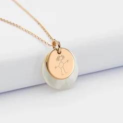 Pendentif personnalisé breloque nacre 19 mm et médaille gravée plaqué or 15 mm