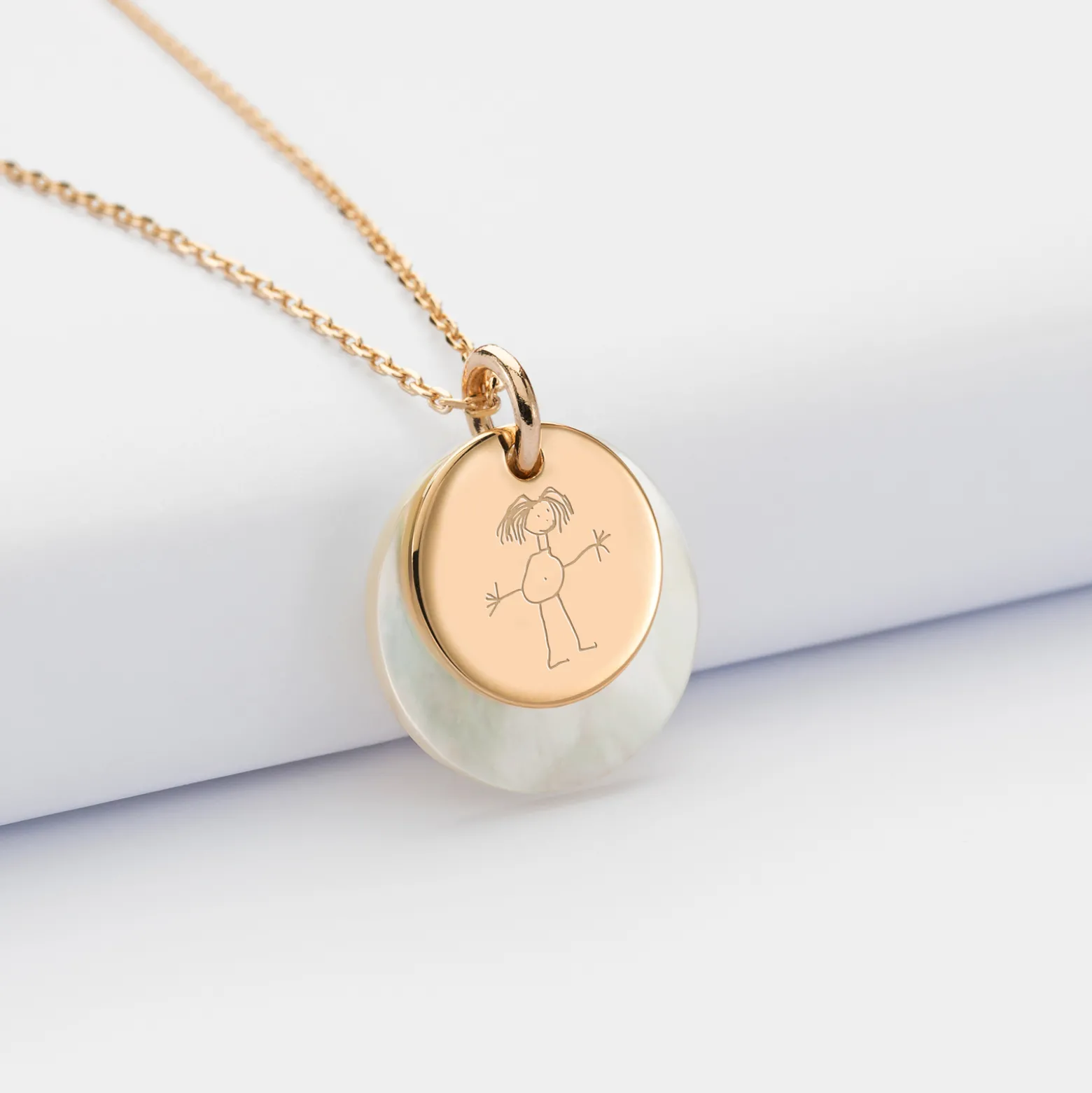 Pendentif personnalisé breloque nacre 19 mm et médaille gravée plaqué or 15 mm