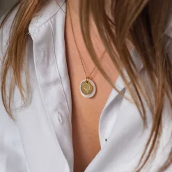 Pendentif personnalisé breloque nacre 19 mm et médaille gravée plaqué or 15 mm