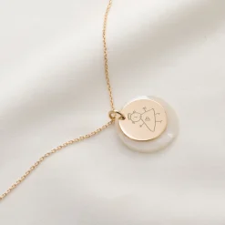 Pendentif personnalisé breloque nacre 19 mm et médaille gravée plaqué or 15 mm