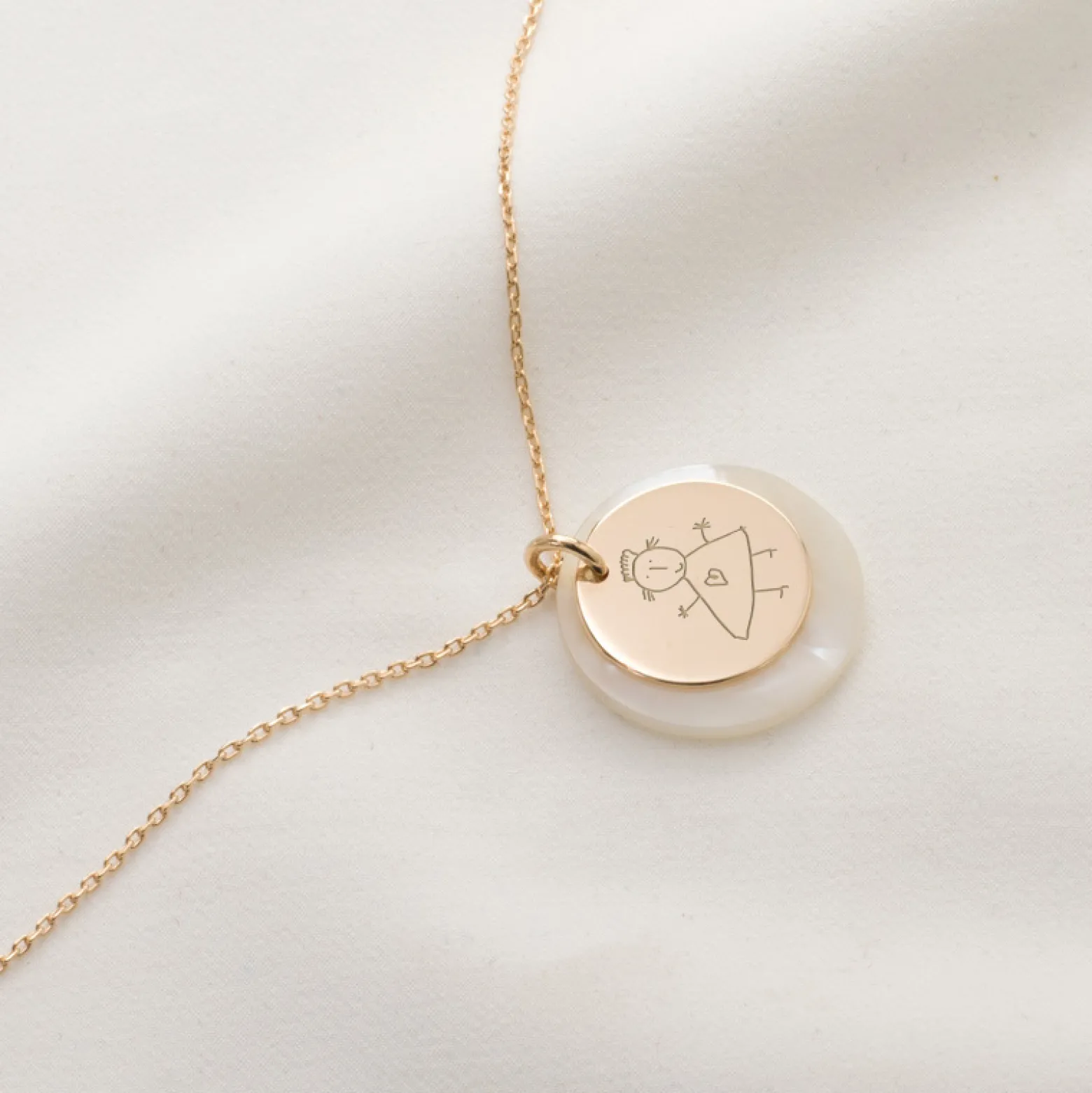 Pendentif personnalisé breloque nacre 19 mm et médaille gravée plaqué or 15 mm