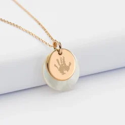 Pendentif personnalisé breloque nacre 19 mm et médaille gravée plaqué or 15 mm