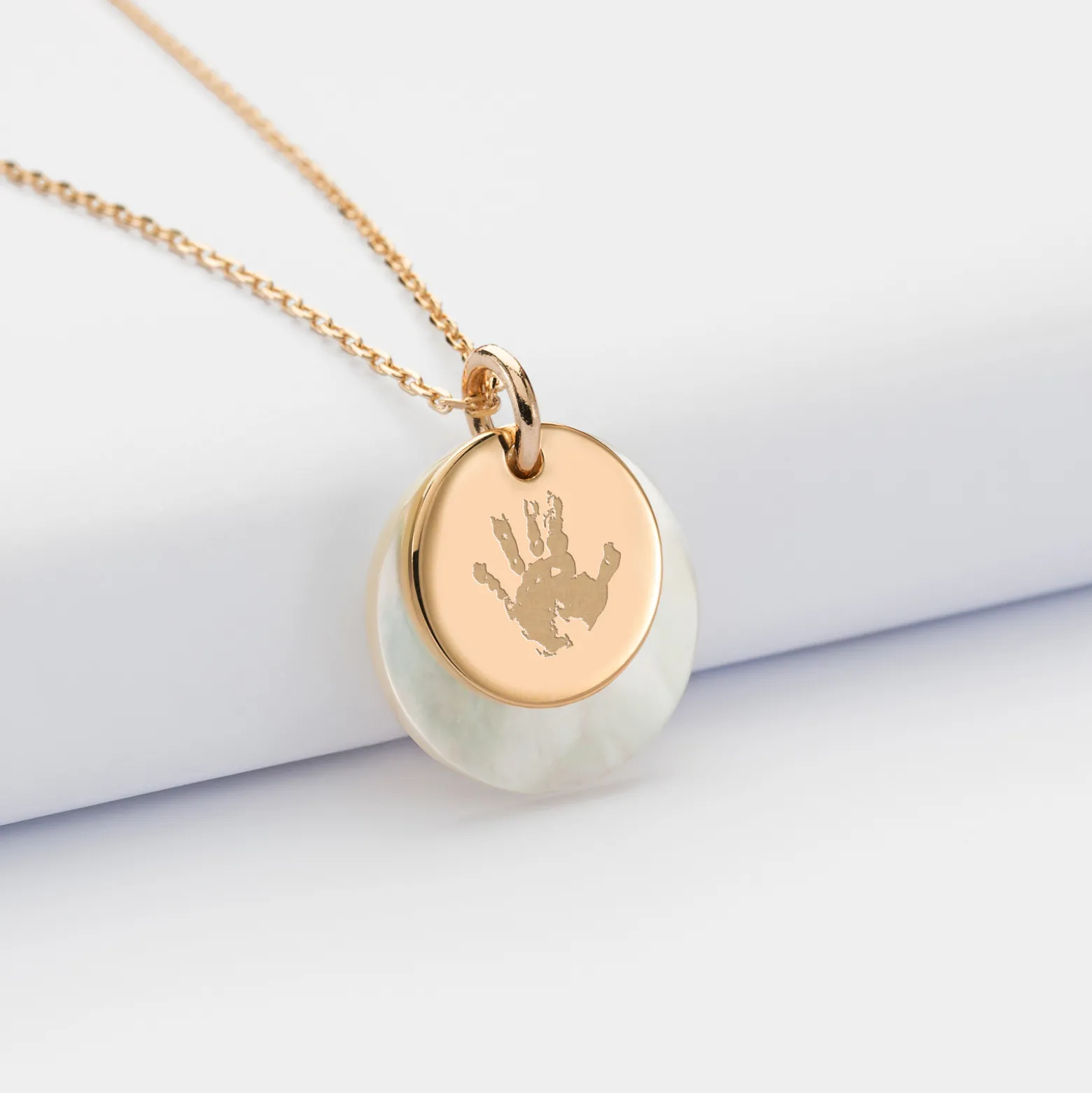 Pendentif personnalisé breloque nacre 19 mm et médaille gravée plaqué or 15 mm