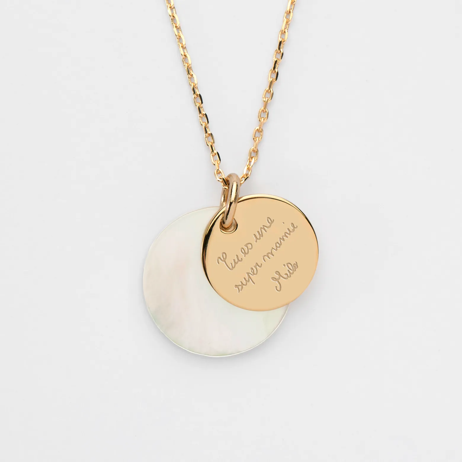 Pendentif personnalisé breloque nacre 19 mm et médaille gravée plaqué or 15 mm