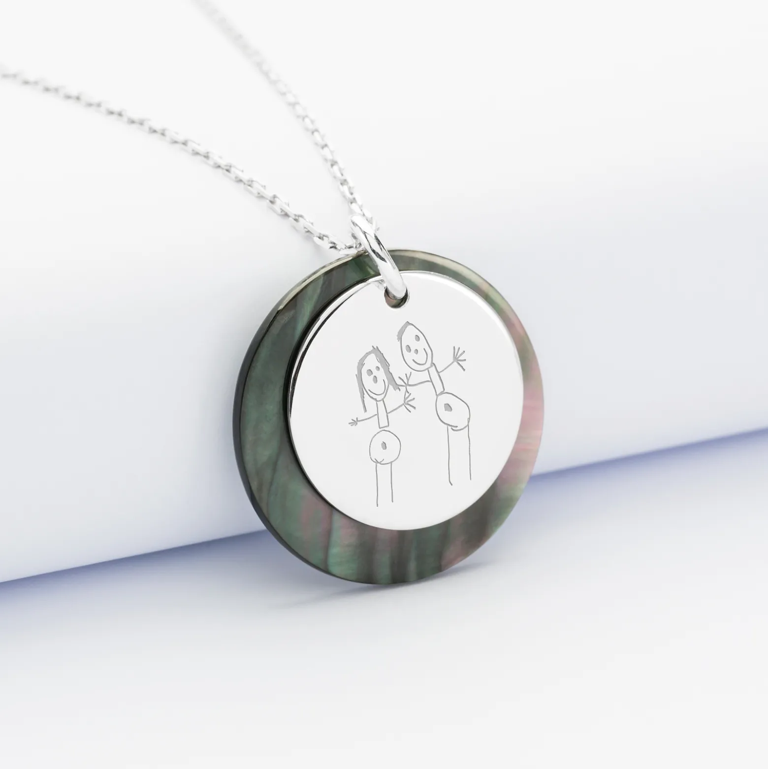 Pendentif personnalisé breloque nacre noire 25 mm et médaille gravée argent 19 mm