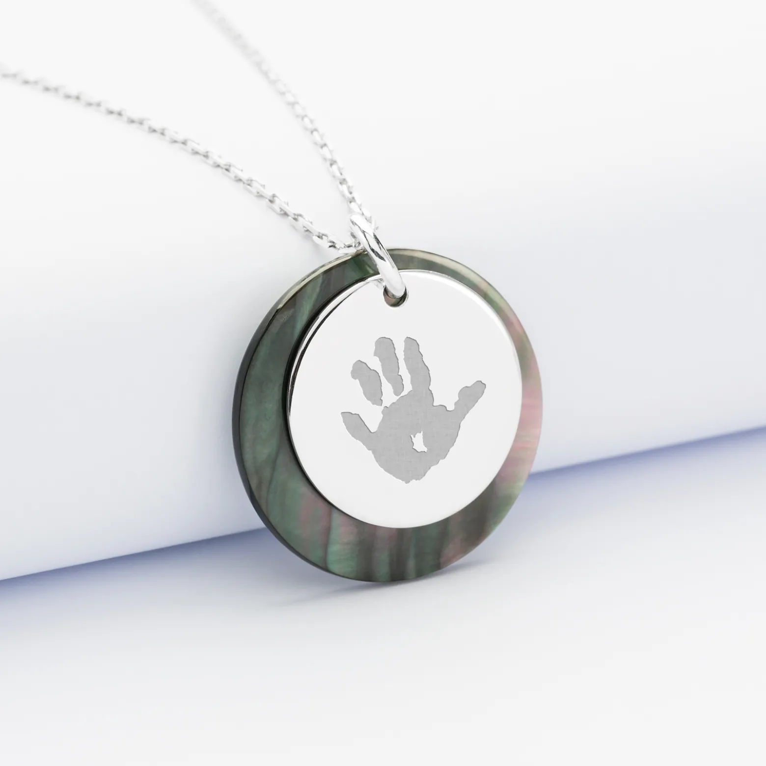 Pendentif personnalisé breloque nacre noire 25 mm et médaille gravée argent 19 mm