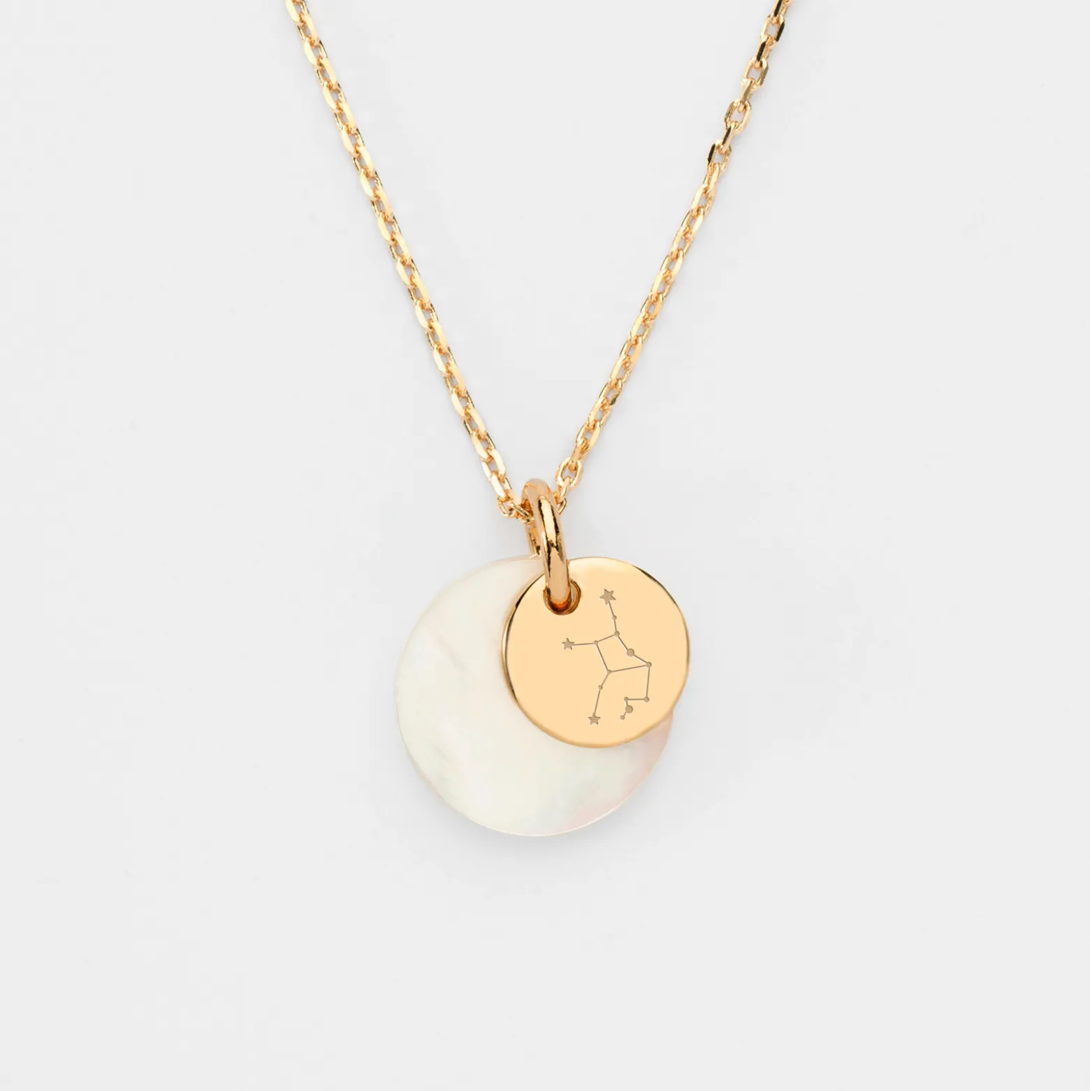 Pendentif personnalisé breloque nacre 15 mm et médaille gravée plaqué or 10 mm