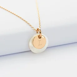 Pendentif personnalisé breloque nacre 15 mm et médaille gravée plaqué or 10 mm