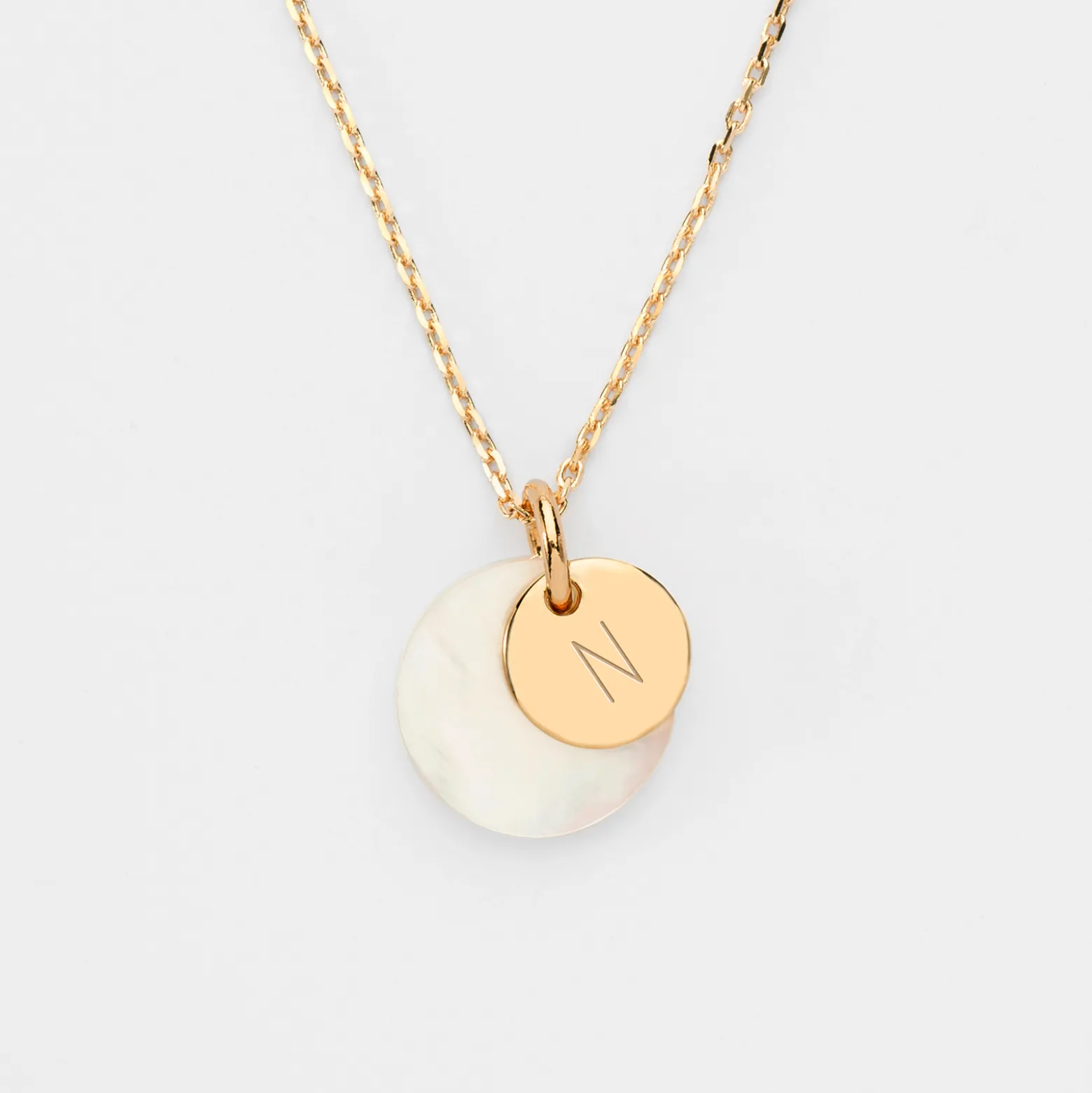 Pendentif personnalisé breloque nacre 15 mm et médaille gravée plaqué or 10 mm