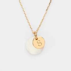 Pendentif personnalisé breloque nacre 15 mm et médaille gravée plaqué or 10 mm