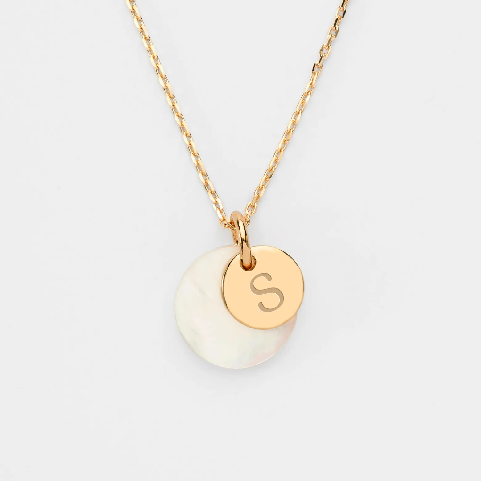 Pendentif personnalisé breloque nacre 15 mm et médaille gravée plaqué or 10 mm