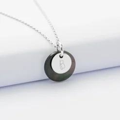 Pendentif personnalisé breloque nacre noire 15 mm et médaille gravée argent 10 mm