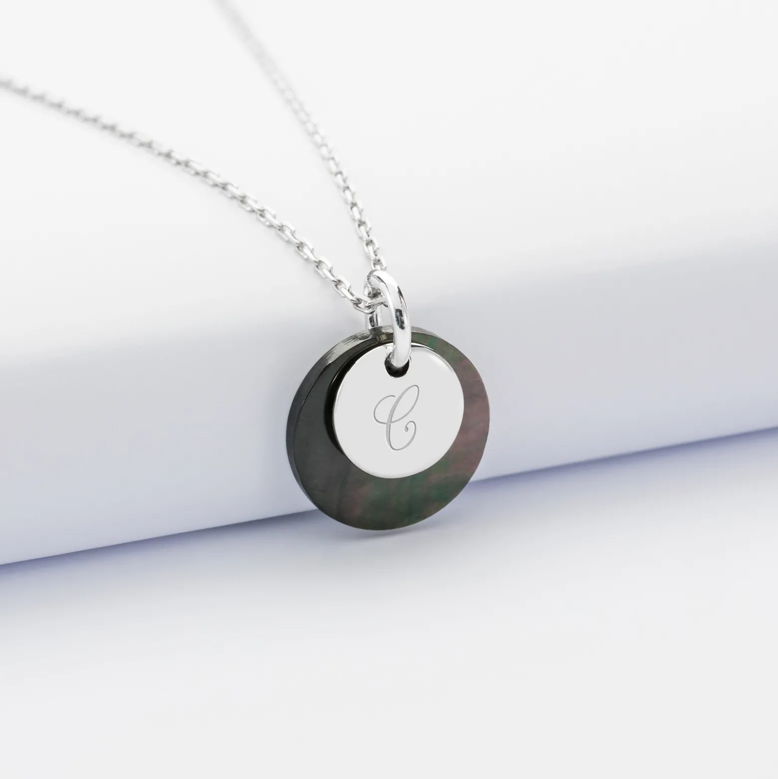 Pendentif personnalisé breloque nacre noire 15 mm et médaille gravée argent 10 mm