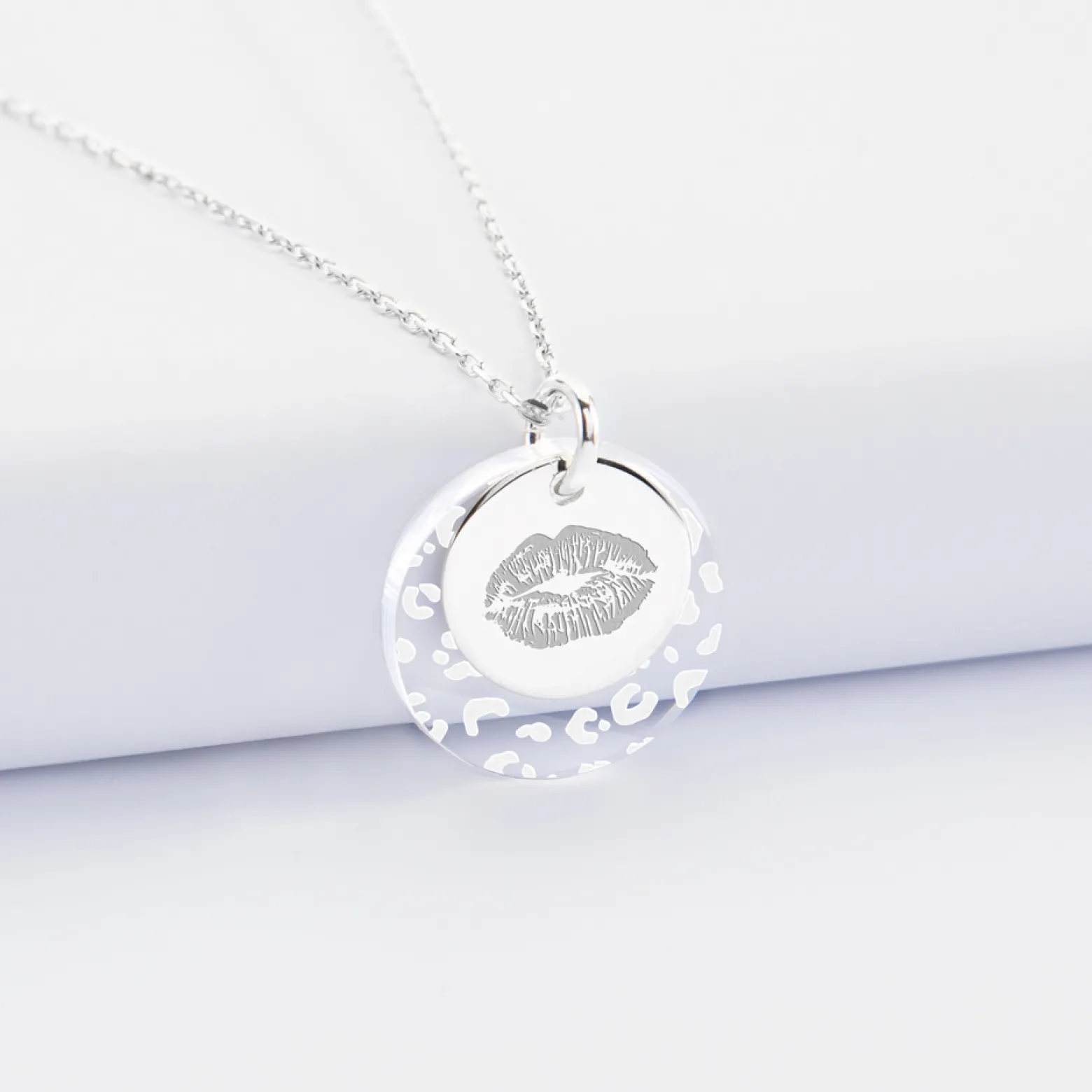 Pendentif personnalisé double médailles gravées argent 15 mm et acrylique 20 mm
