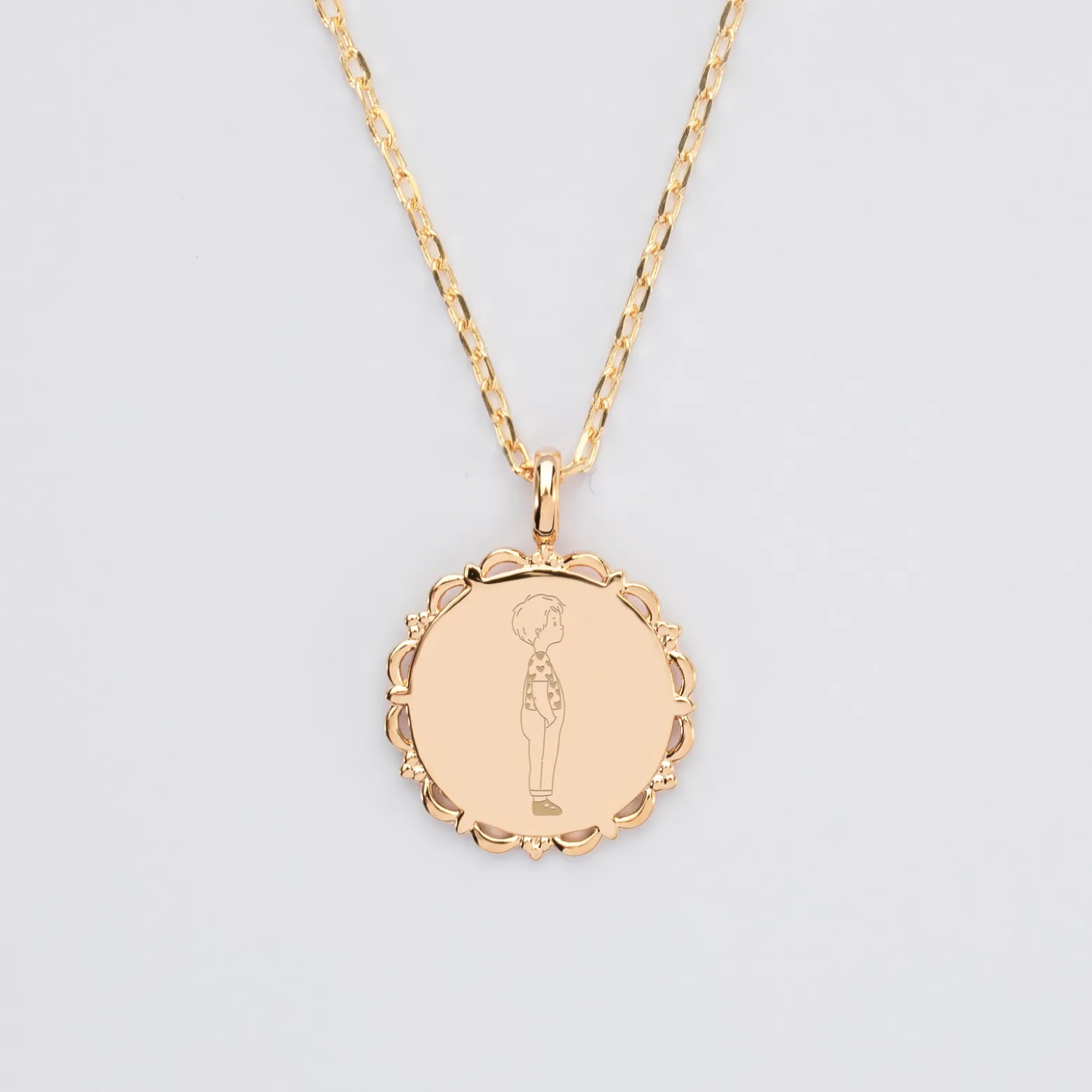 Pendentif personnalisé illustration médaille vintage dentelée gravée plaqué or 17 mm - HappyBulle x Marie Savart
