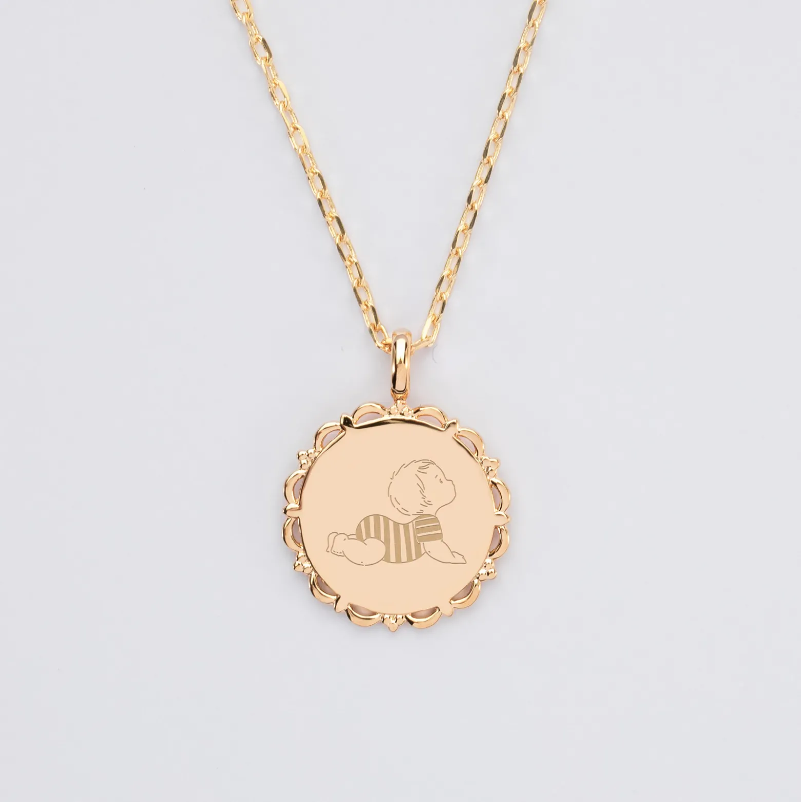 Pendentif personnalisé illustration médaille vintage dentelée gravée plaqué or 17 mm - HappyBulle x Marie Savart