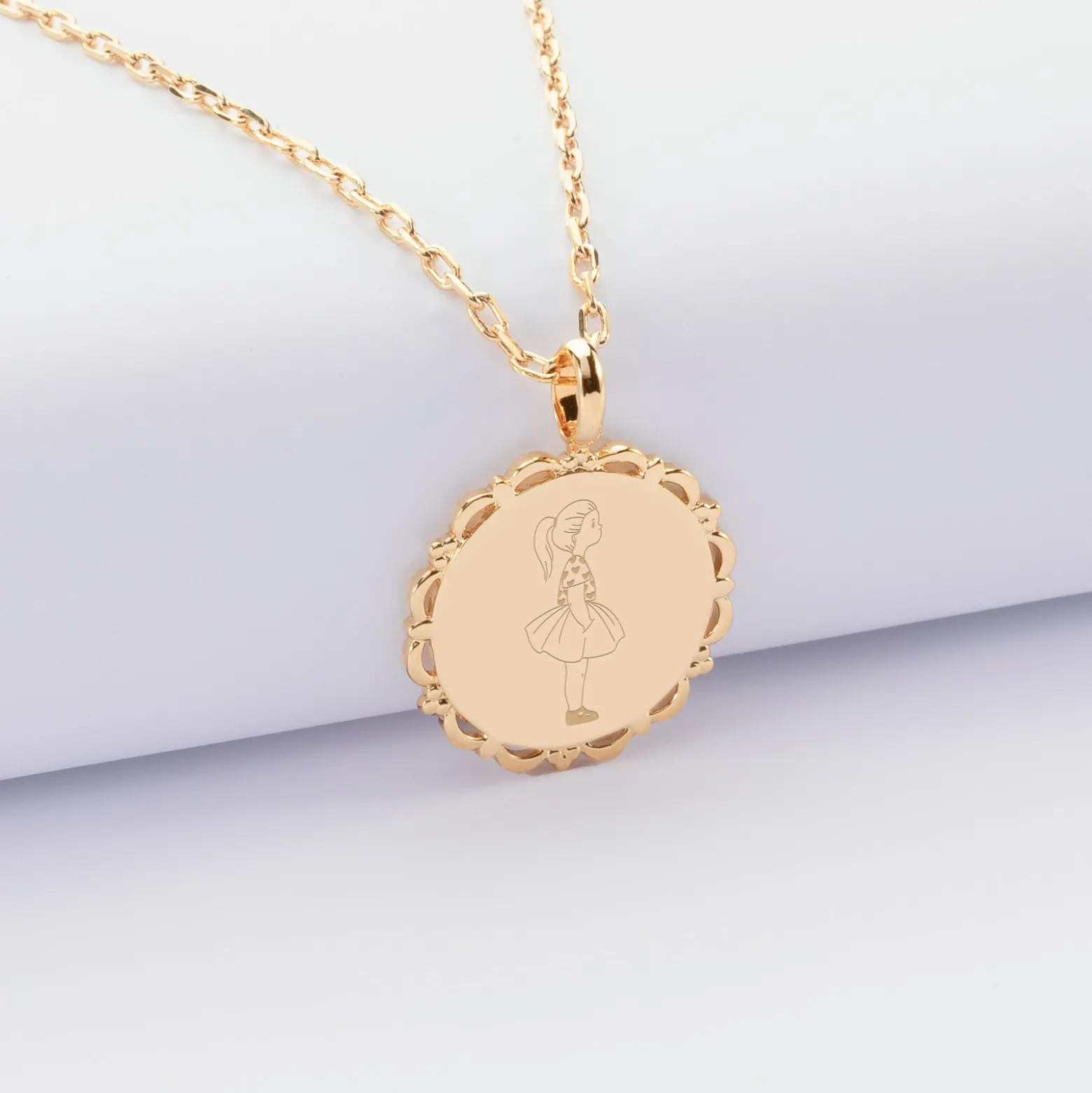 Pendentif personnalisé illustration médaille vintage dentelée gravée plaqué or 17 mm - HappyBulle x Marie Savart
