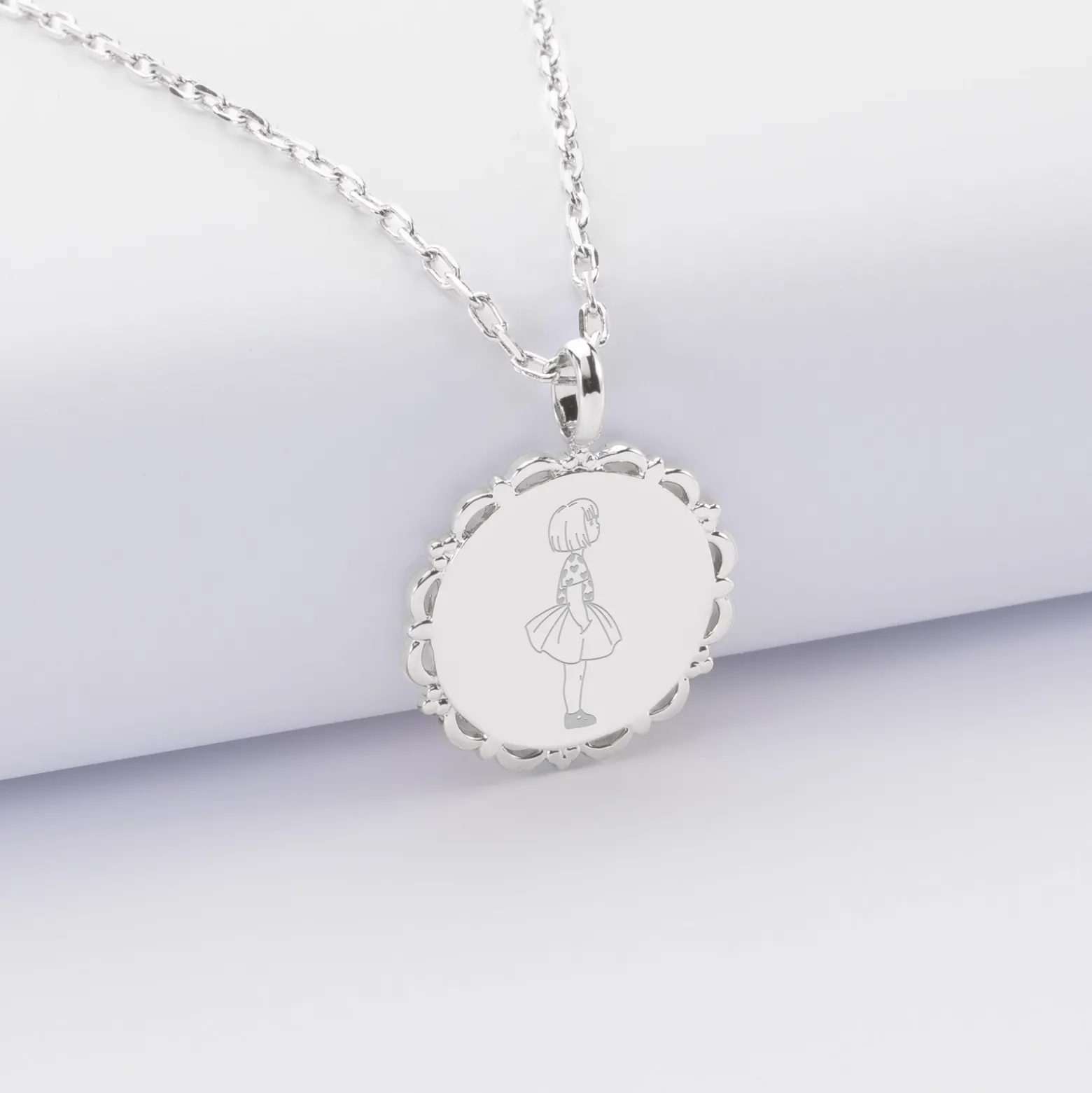 Pendentif personnalisé illustration médaille vintage dentelée gravée argent 17 mm - HappyBulle x Marie Savart