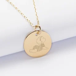 Pendentif personnalisé illustration médaille gravée plaqué or 19 mm - HappyBulle x Marie Savart