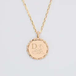 Pendentif personnalisé initiale médaille vintage dentelée gravée plaqué or 17 mm - HappyBulle x Marie Savart