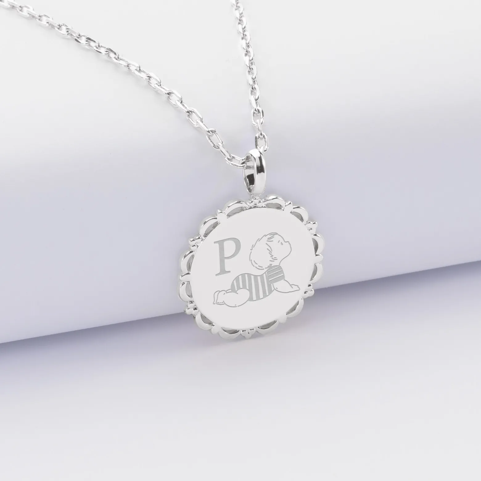 Pendentif personnalisé initiale médaille vintage dentelée gravée argent 17 mm - HappyBulle x Marie Savart