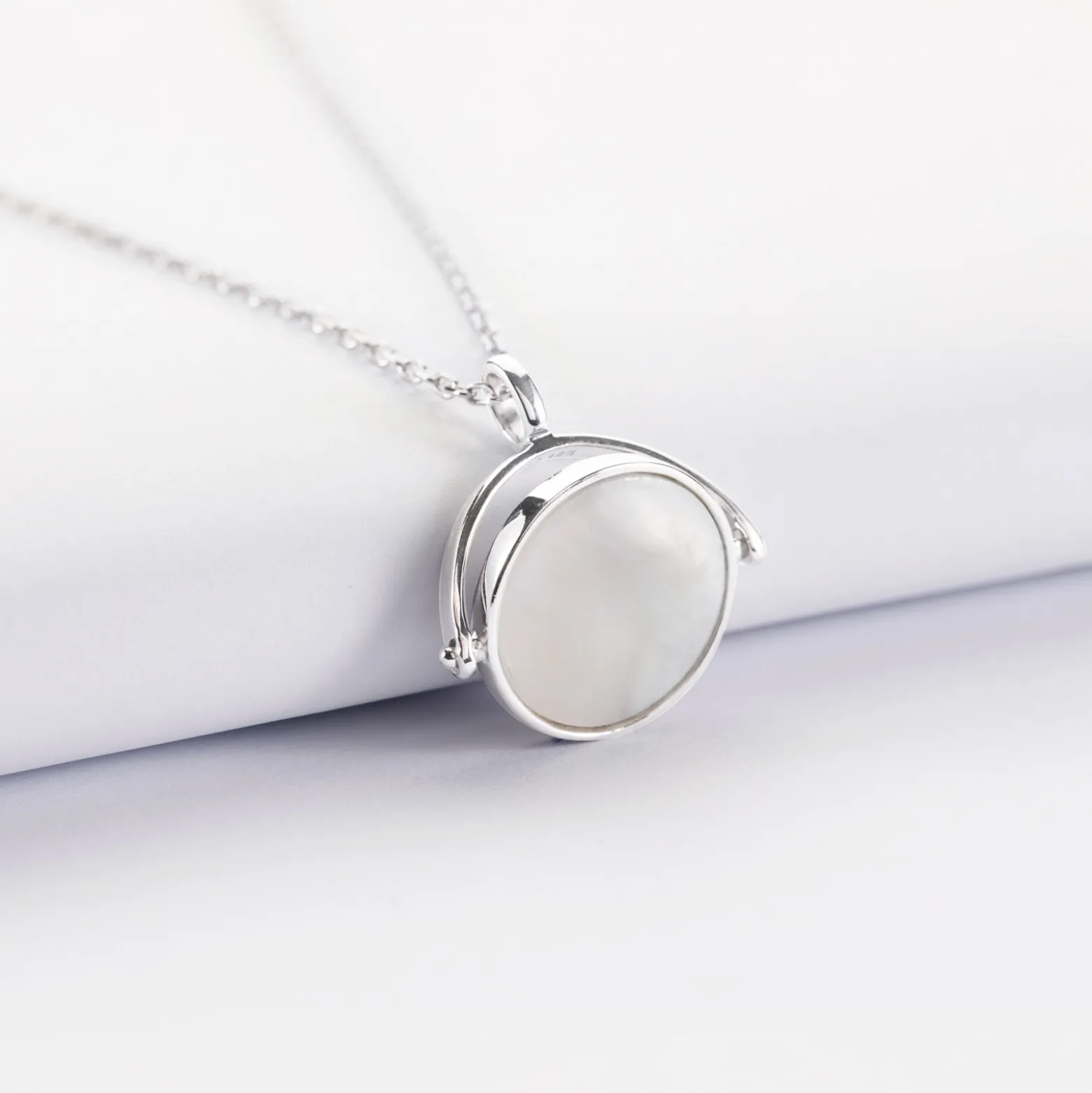 Pendentif personnalisé médaille gravée nacre réversible argent 15 mm