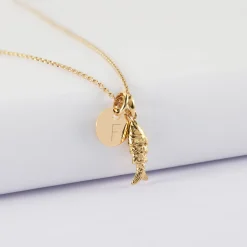Pendentif personnalisé médaille gravée plaqué or 10 mm et breloque poisson articulé 15 mm