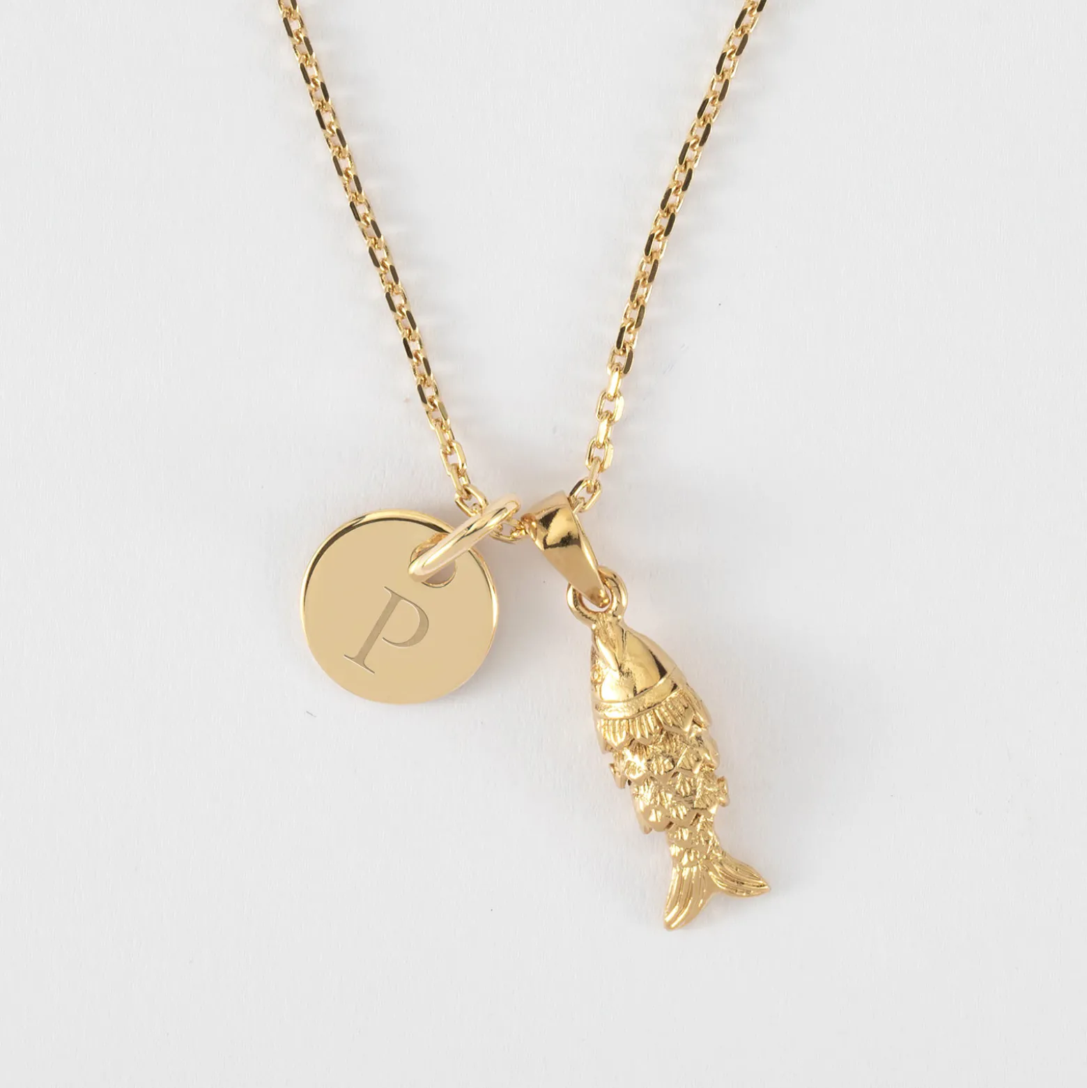 Pendentif personnalisé médaille gravée plaqué or 10 mm et breloque poisson articulé 15 mm