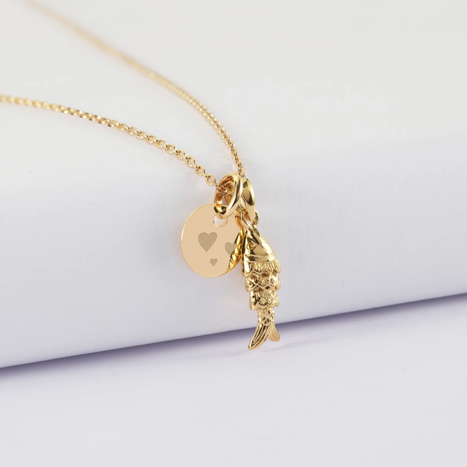 Pendentif personnalisé médaille gravée plaqué or 10 mm et breloque poisson articulé 15 mm