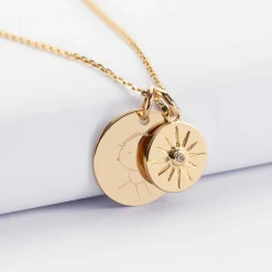 Pendentif personnalisé médaille gravée plaqué or 19 mm et breloque soleil scintillant 14 mm