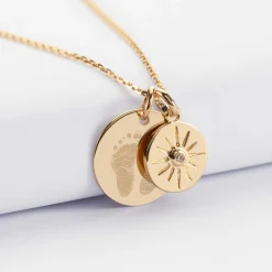 Pendentif personnalisé médaille gravée plaqué or 19 mm et breloque soleil scintillant 14 mm