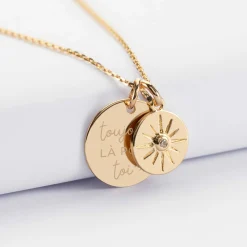 Pendentif personnalisé médaille gravée plaqué or 19 mm et breloque soleil scintillant 14 mm