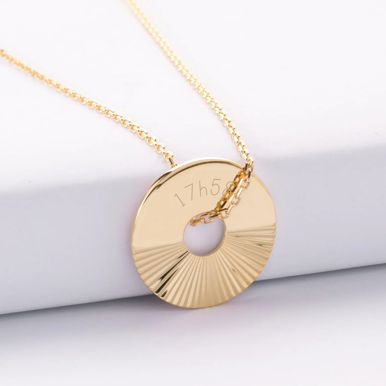 Pendentif personnalisé médaille gravée plaqué or cible soleil 20mm