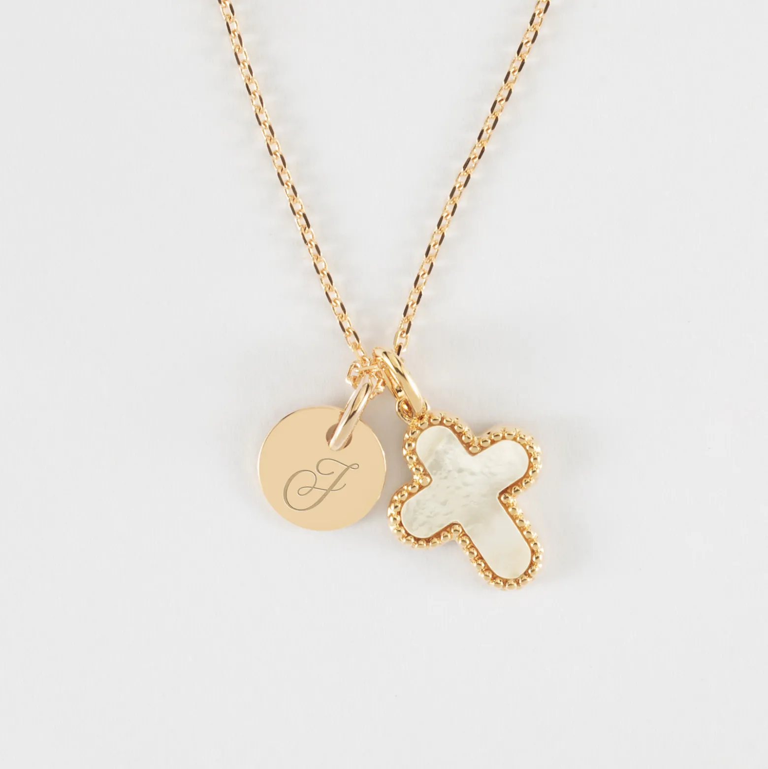Pendentif personnalisé médaille gravée plaqué or 10 mm et breloque croix nacre 16 mm