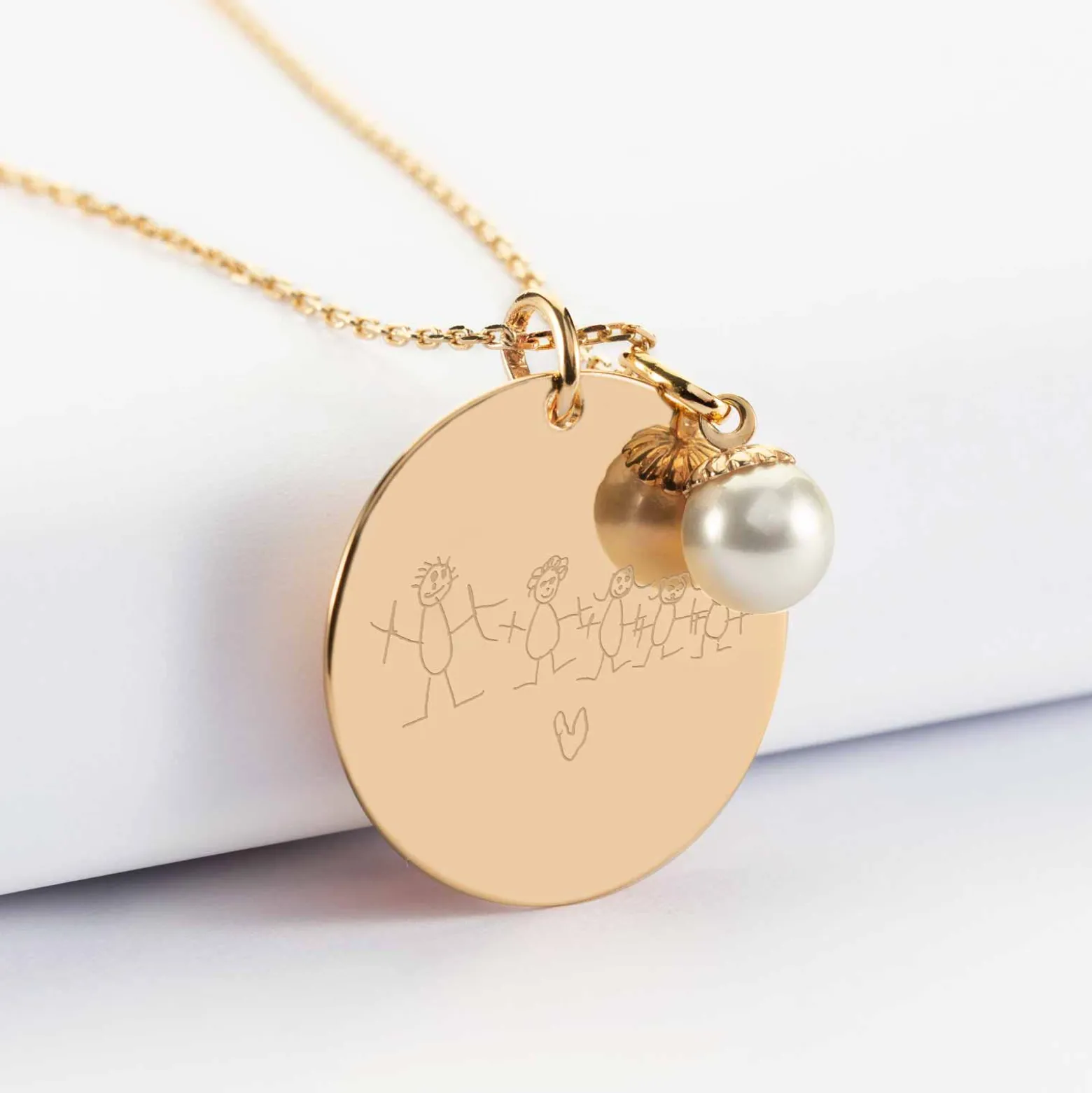 Pendentif personnalisé médaille gravée plaqué or 27 mm et breloque perle nacre 10 mm