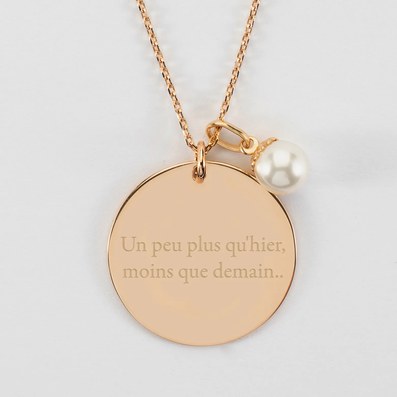 Pendentif personnalisé médaille gravée plaqué or 27 mm et breloque perle nacre 10 mm