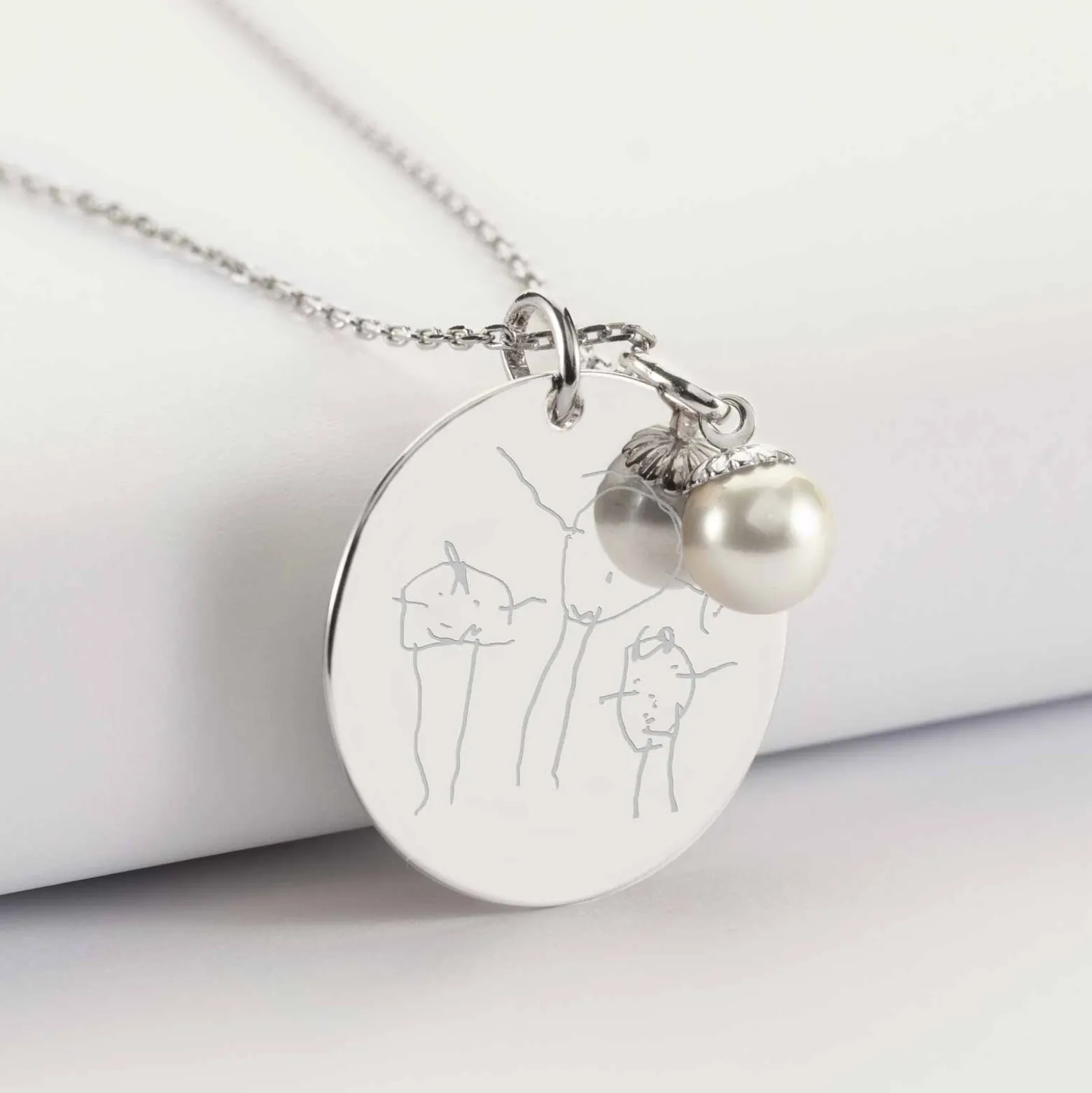 Pendentif personnalisé médaille gravée argent 27 mm et breloque perle nacre 10 mm