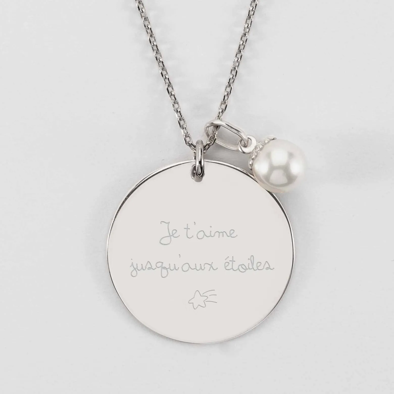 Pendentif personnalisé médaille gravée argent 27 mm et breloque perle nacre 10 mm