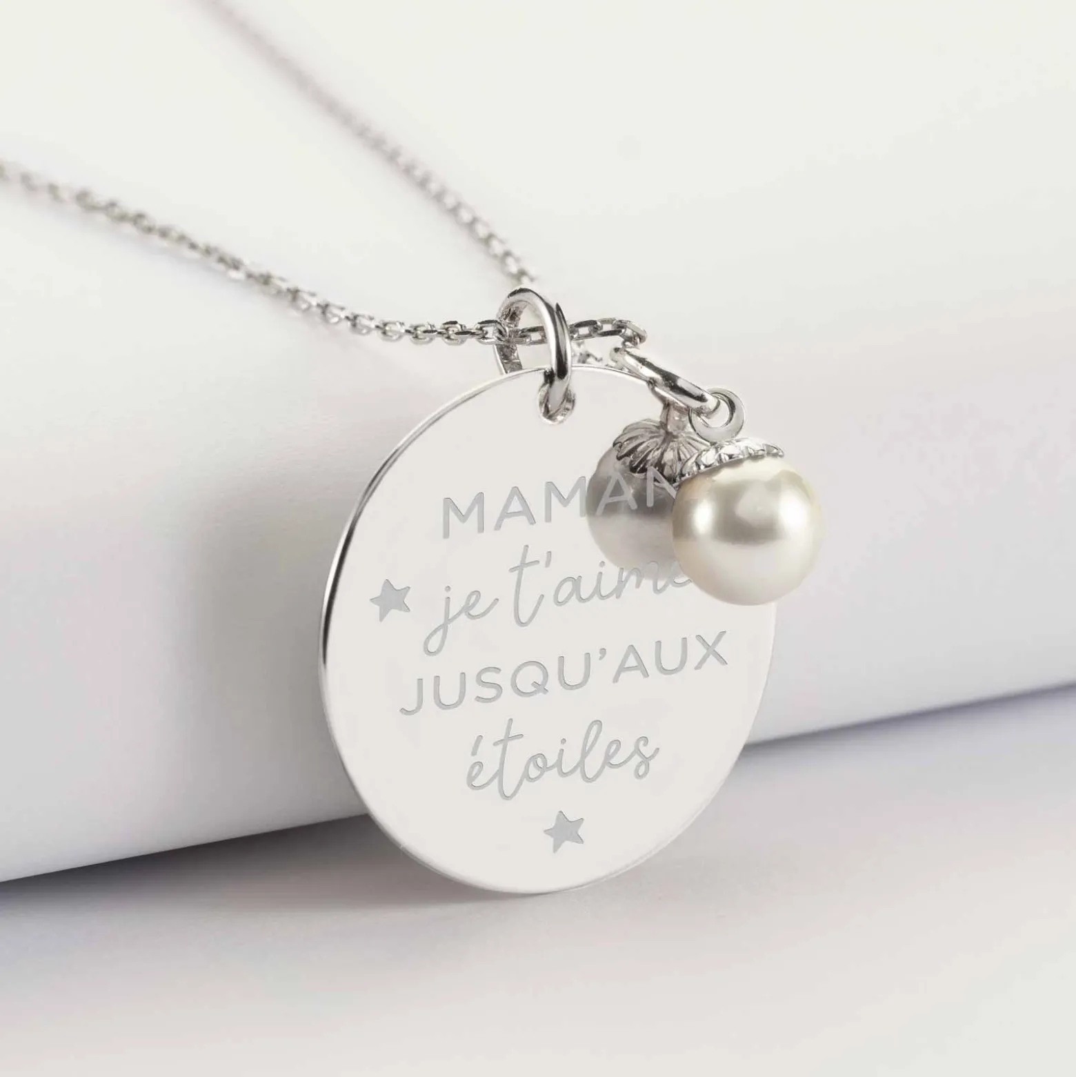 Pendentif personnalisé médaille gravée argent 27 mm et breloque perle nacre 10 mm