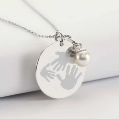 Pendentif personnalisé médaille gravée argent 27 mm et breloque perle nacre 10 mm