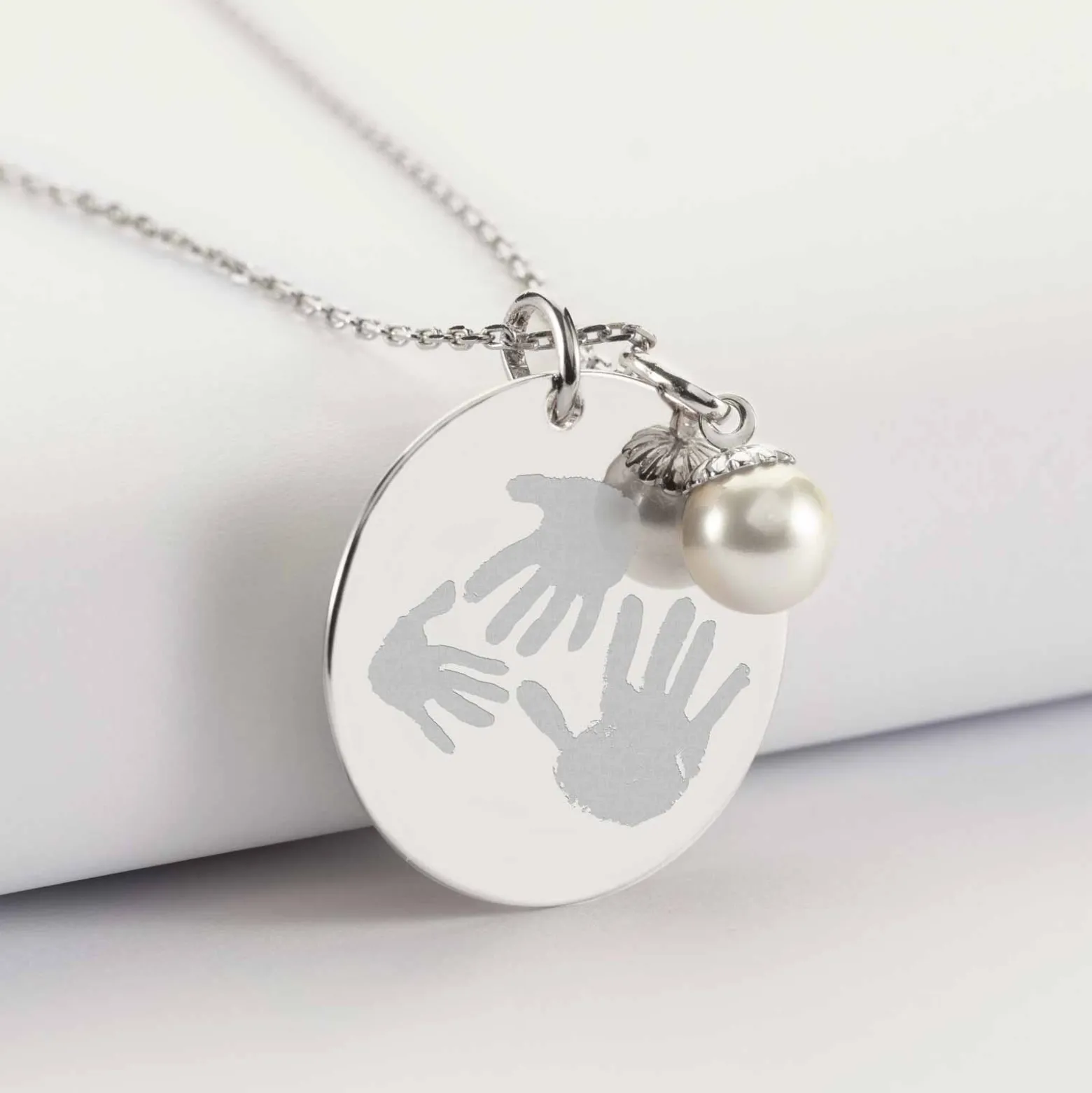 Pendentif personnalisé médaille gravée argent 27 mm et breloque perle nacre 10 mm
