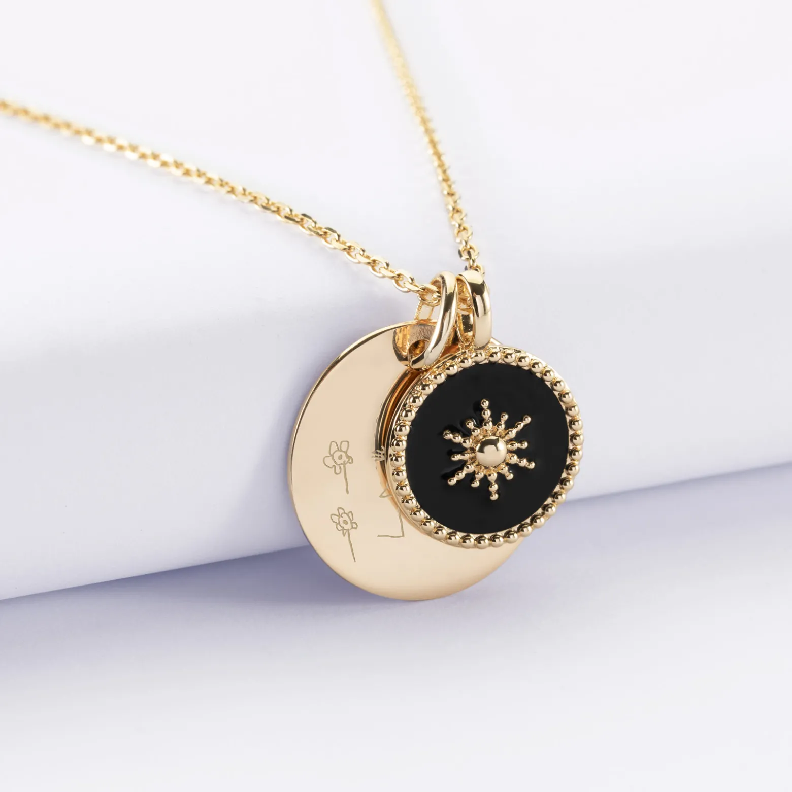 Pendentif personnalisé médaille gravée plaqué or 19 mm et breloque email noir soleil 14 mm