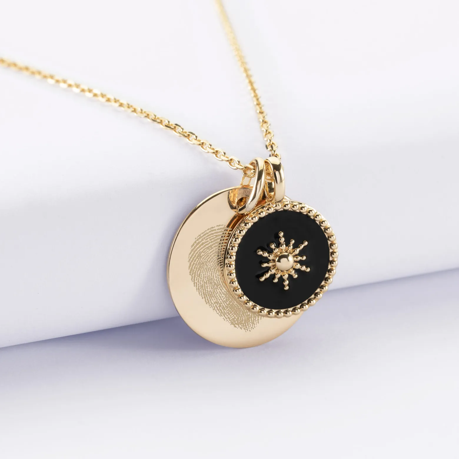 Pendentif personnalisé médaille gravée plaqué or 19 mm et breloque email noir soleil 14 mm
