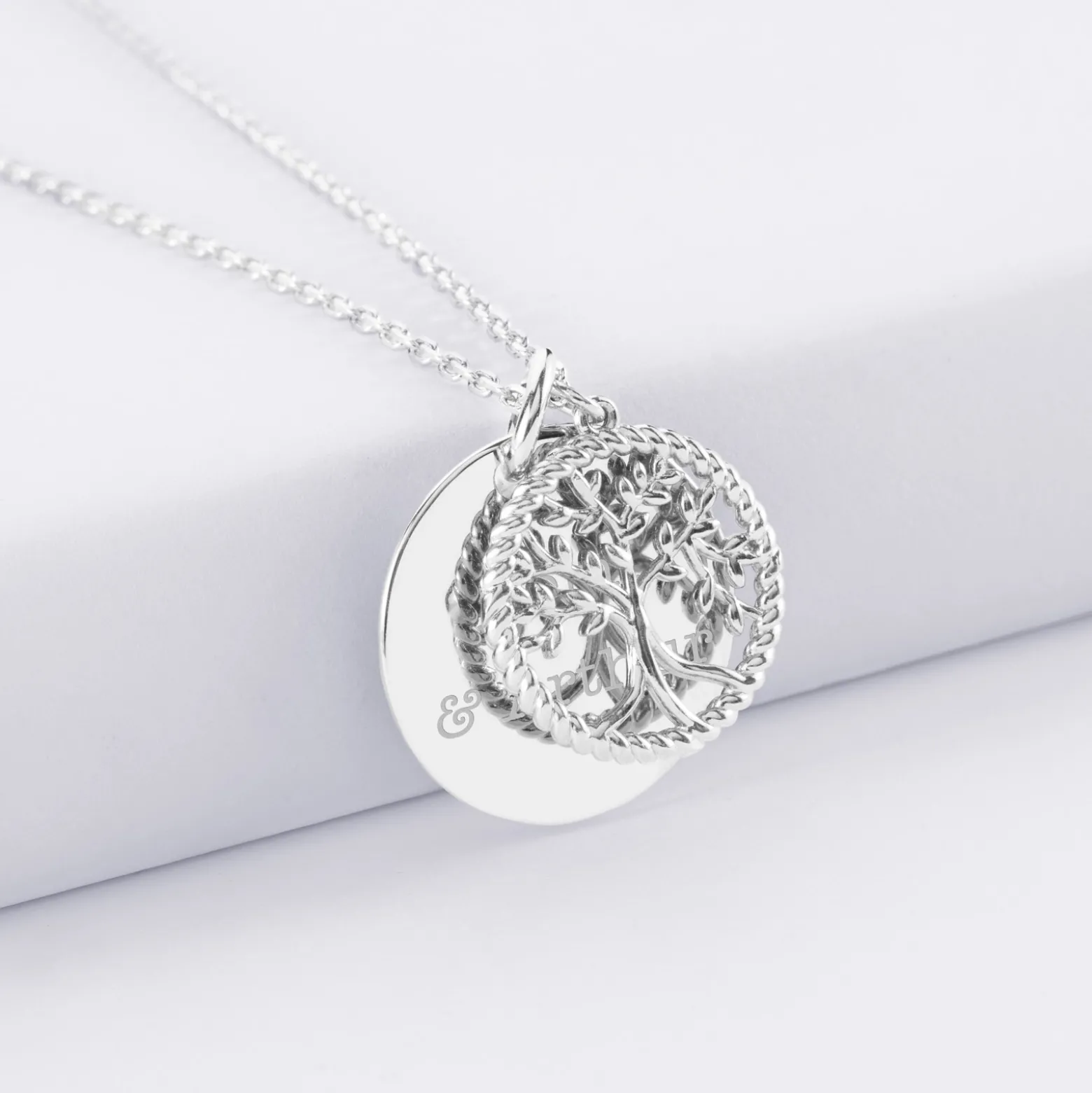 Pendentif personnalisé médaille gravée argent 19 mm et breloque arbre de vie contour torsadé 16 mm