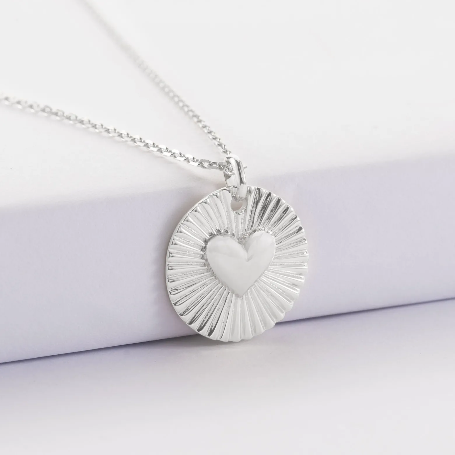 Pendentif personnalisé médaille soleil coeur bombé gravée argent 19 mm