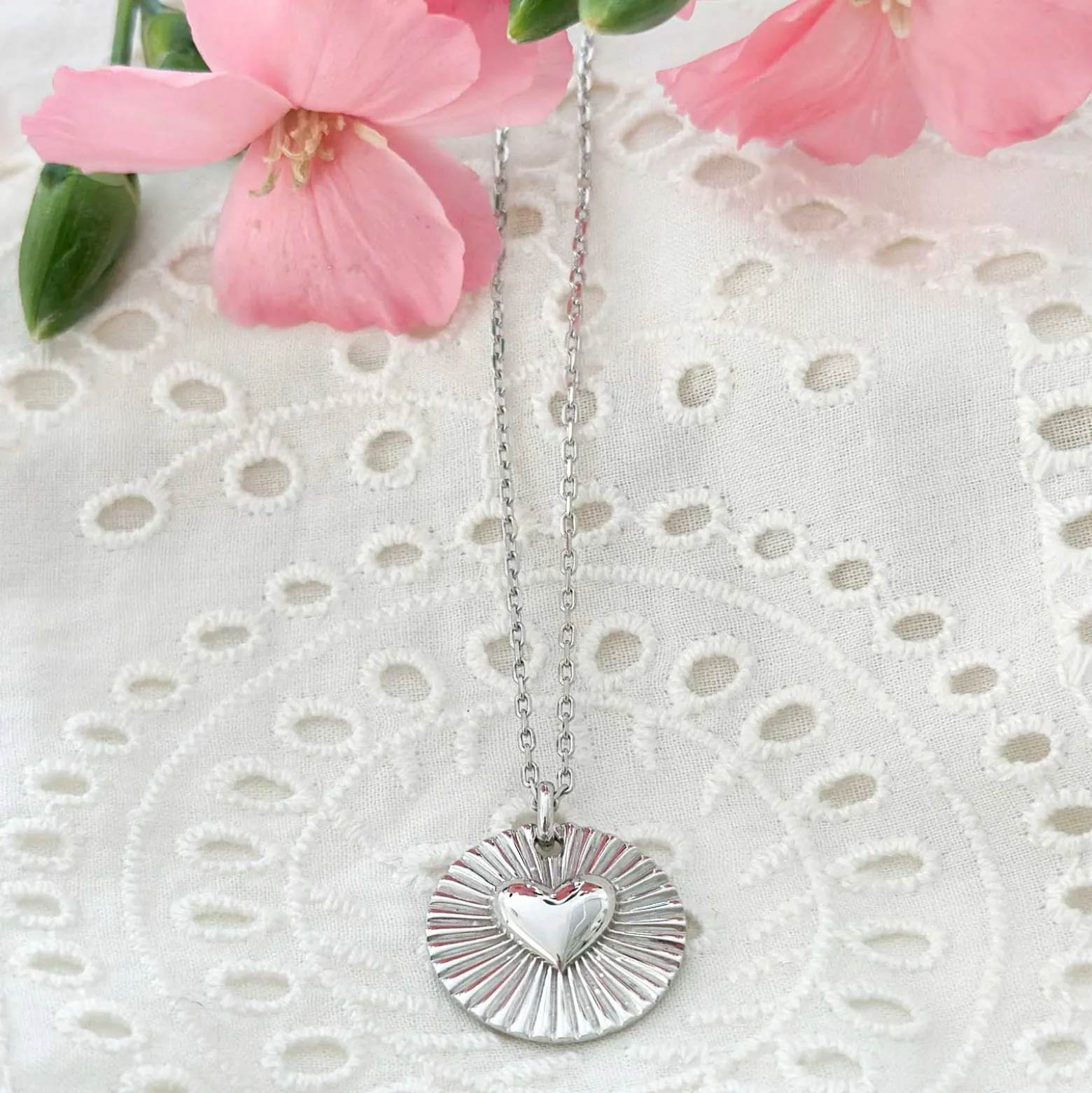 Pendentif personnalisé médaille soleil coeur bombé gravée argent 19 mm